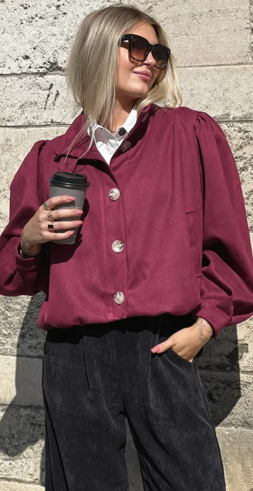 Mimmi compact jakke med hornknapper wine LikeLondon